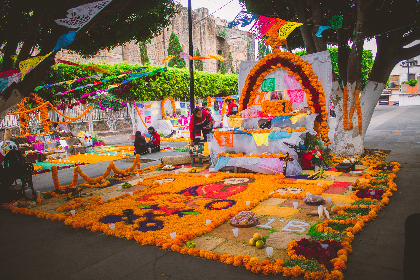 The main plaza comes alive with large-scale altares and tapetes de asserín (sawdust carpets) designed by local schools, creating a spectacular display.6