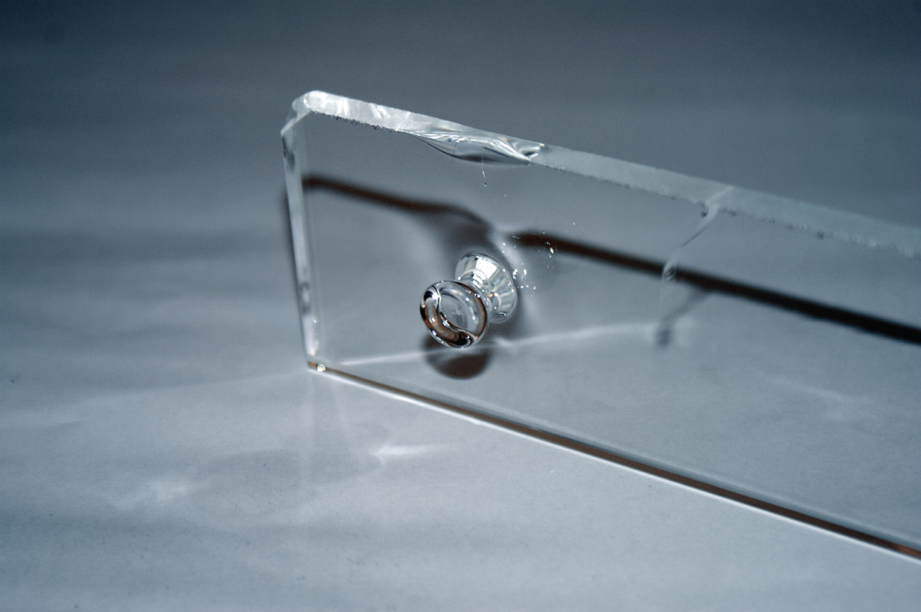 Prototype of point fixation made with Direct Glass Fabrication (DGF).